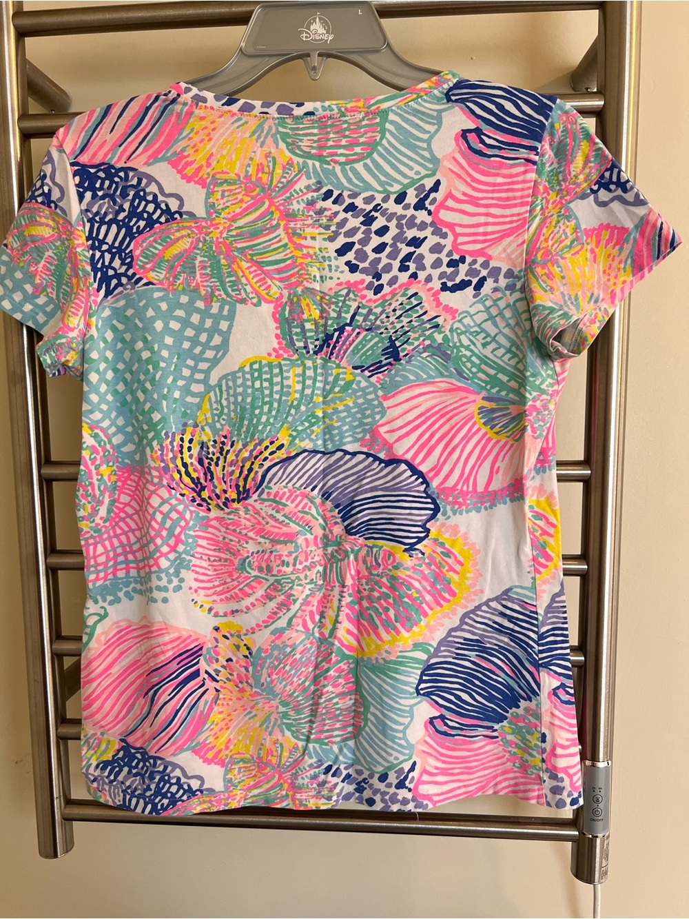 Lilly Pulitzer Michelle V-neck short-sleeve tee "Roar of the Seas" print size M - Picture 2 of 3